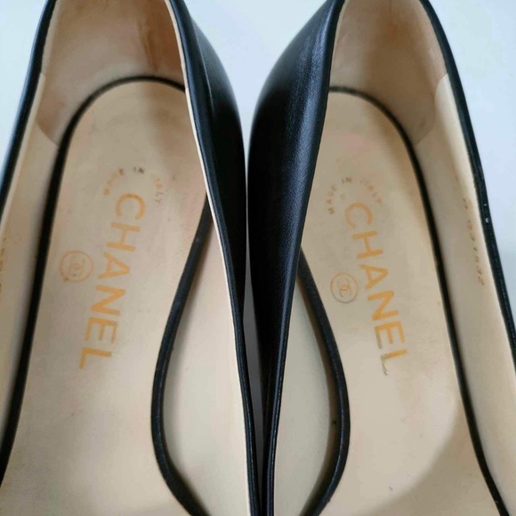Chanel Leather Pumps Open Toe.Interlocking CC logo and gold chain link accent. - Picture 9 of 17